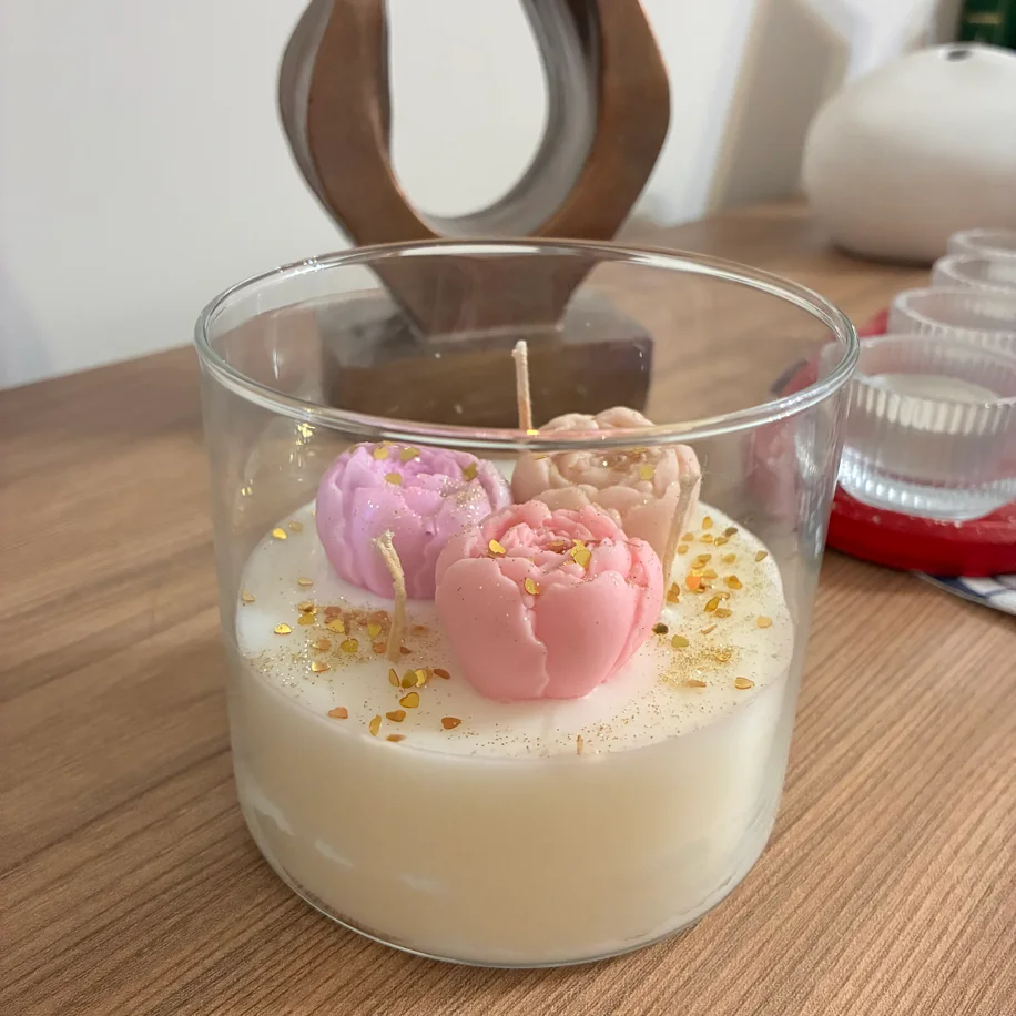 Pembe, lila ve krem tonlarında katlı çiçek figürleri.