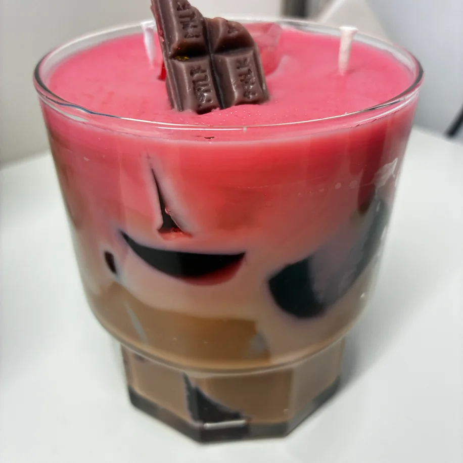 Pembe üst bölümün altında açık ve kahverengi katmanlı görünüm.